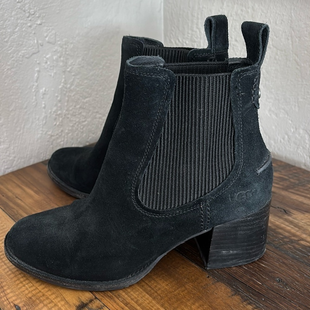 UGG Faye black suede ankle pull on round toe stacked heel bootie 7
